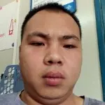 小伙拄拐杖