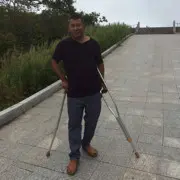 拄拐开小车