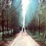 【户外，小魏。】