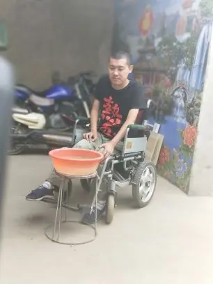 娱家正能量歌手子康的主播照片