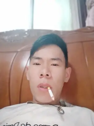 男人肩膀扛着天的图片