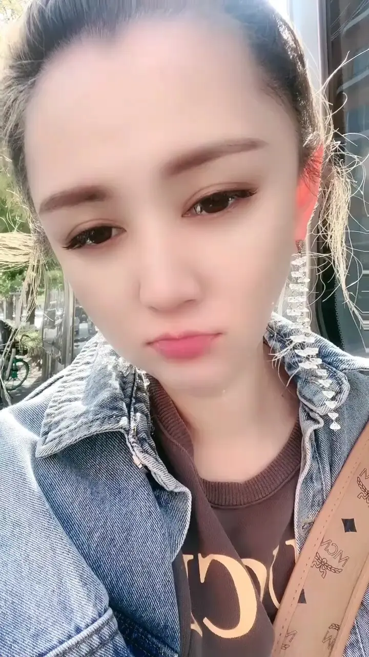 我是努力工作的傻白甜😄。上班