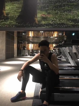 有故事的小哥主播照片