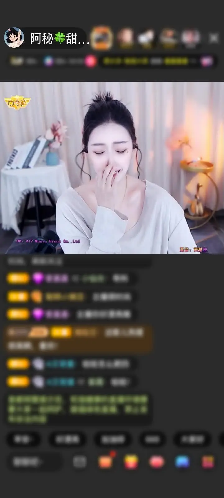 哇哦～琉璃锦鲤游进直播间的瞬间，我感觉整个空气都变得不一样了！像突然掉进了一个闪闪发光的梦境里，连呼吸都跟着放慢了。这种被重视的感觉真的特别好，谢谢你“上网只为当皇帝”，这条锦鲤我收下啦，也把双倍的好运和感谢送给你～
