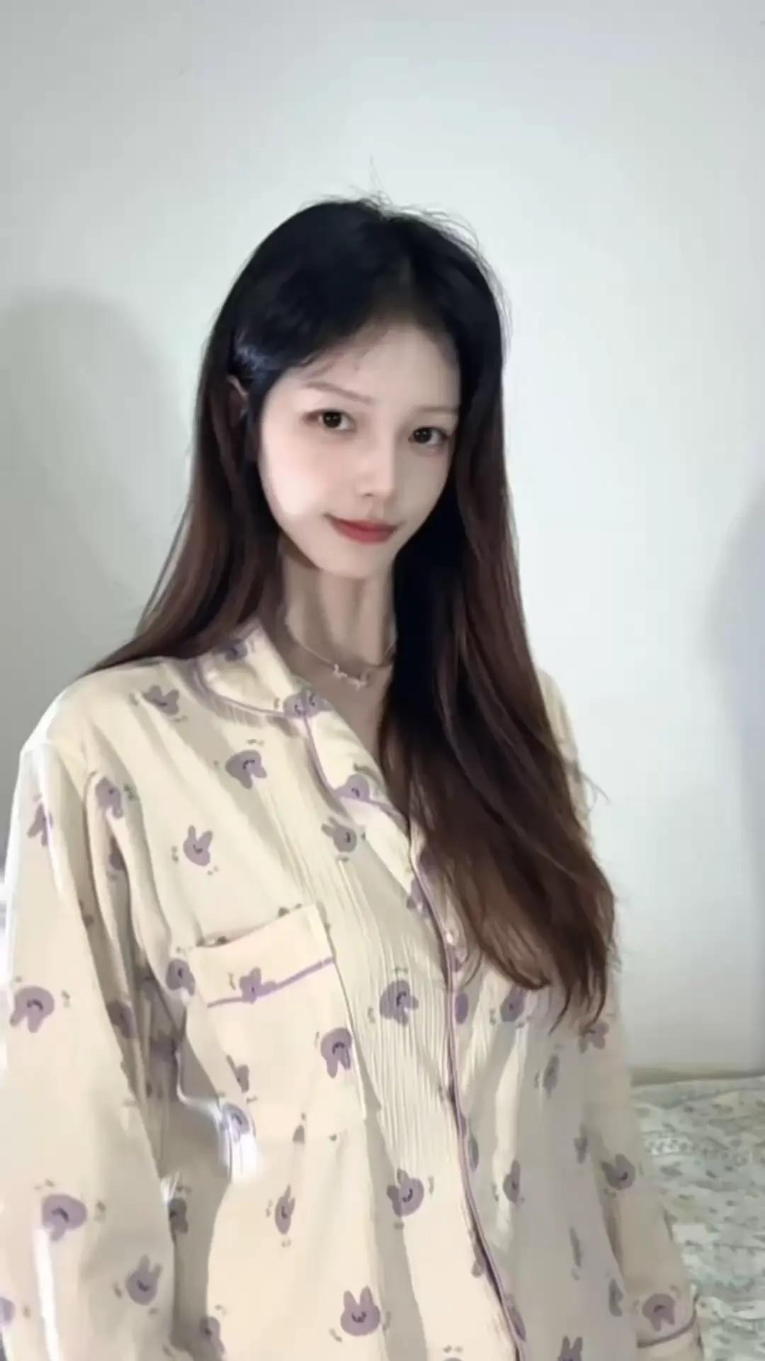 人间琴悠扬，姑娘把谁