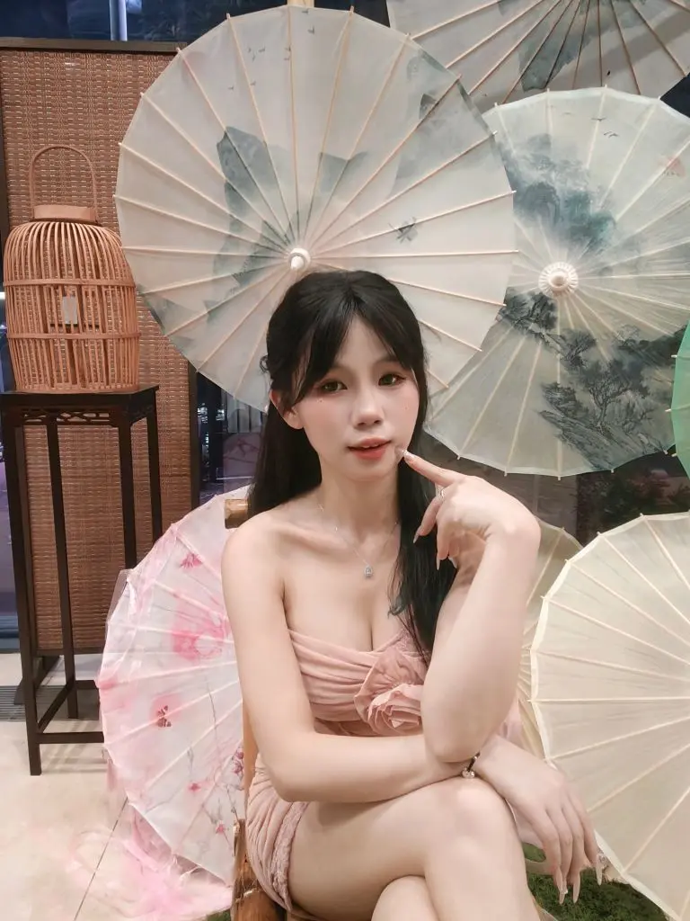 妍宝～超甜辣💋休一主播图片