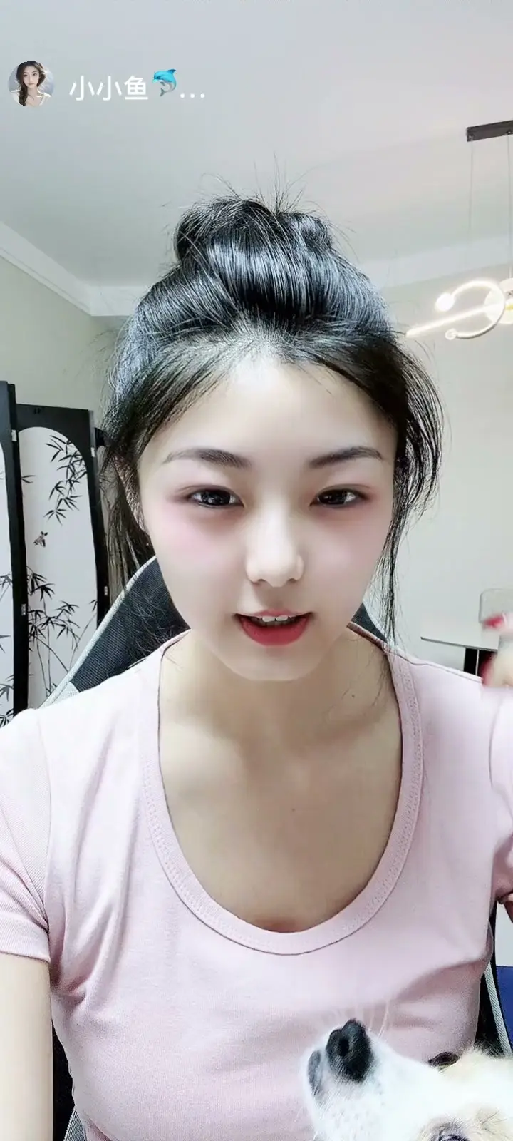 哎呀～看到九宝金耙刷过来我直接眼睛都亮啦！整个人被满满的开心裹着，就像揣了团热乎乎的小太阳！这份带着诚意的小礼物，帮我把直播间的热闹氛围拉得更满啦，谢谢你呀，今天的快乐直接翻倍咯～哈哈哈哈哈谢谢我磊磊哥哥的礼物支持～小六帮我写了了个文案 😂太可爱了 爱你哥哥 你的小迷糊已经收到了你滴爱～😜